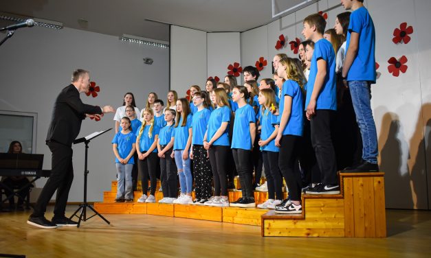 Revija otroških in mladinskih pevskih zborov